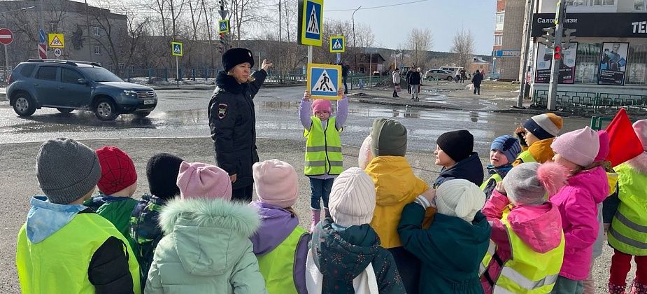Более 10 пешеходных экскурсий совершили школьники и детсадовцы вместе с сотрудниками ГИБДД