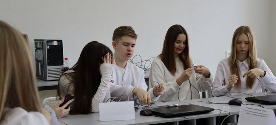 Воспитанники “Кванториума” проводят мастер-классы для школьников
