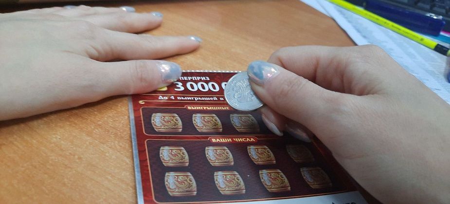 Судили продавщицу, которая, пытаясь выиграть в лотерею, стерла защитные полосы на 1183 билетах