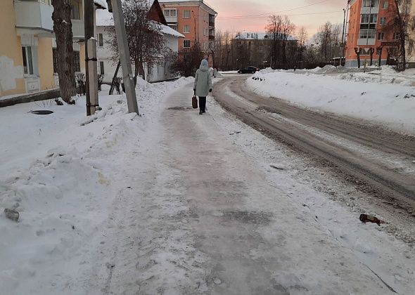 «Люди же калечатся». Горожанка ругает власти за гололед на тротуарах