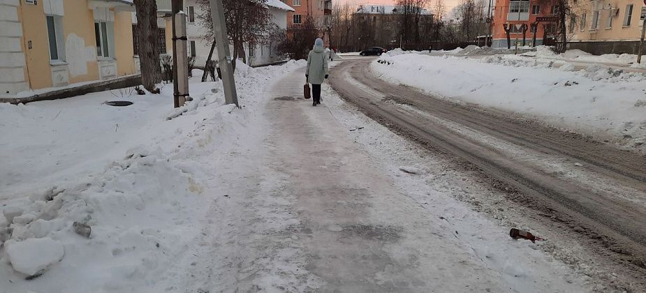 «Люди же калечатся». Горожанка ругает власти за гололед на тротуарах