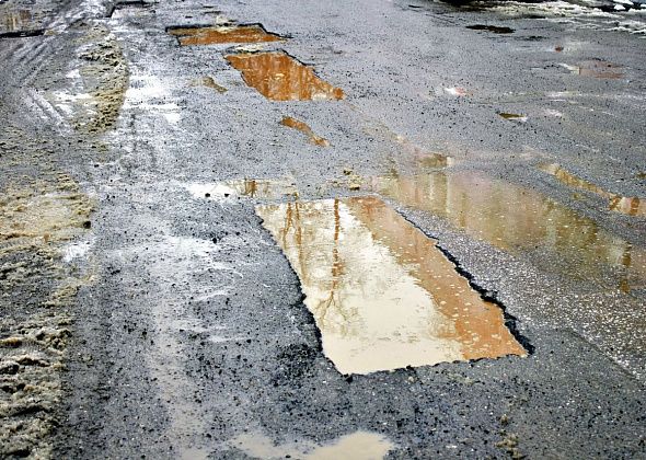 «Засыпать асфальт в воду — это брак». Автолюбитель пожаловался президенту на ямочный ремонт