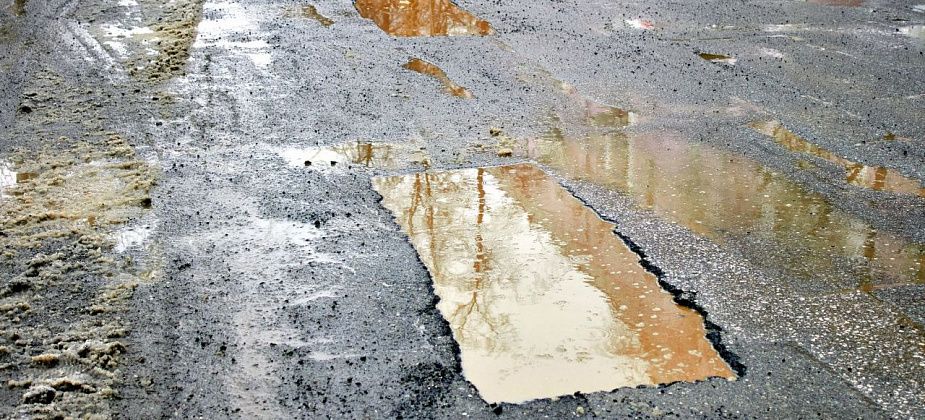 «Засыпать асфальт в воду — это брак». Автолюбитель пожаловался президенту на ямочный ремонт