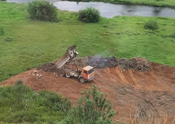 У въезда в город складируют мусор. Горожане возмущены