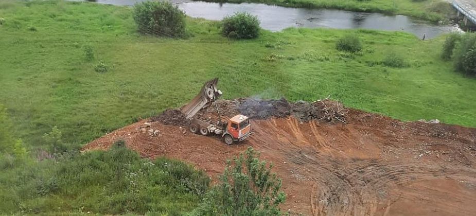 У въезда в город складируют мусор. Горожане возмущены