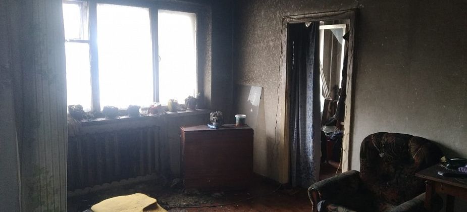 Соседи, услышав стоны, взломали дверь. На 42-м при пожаре погибла женщина