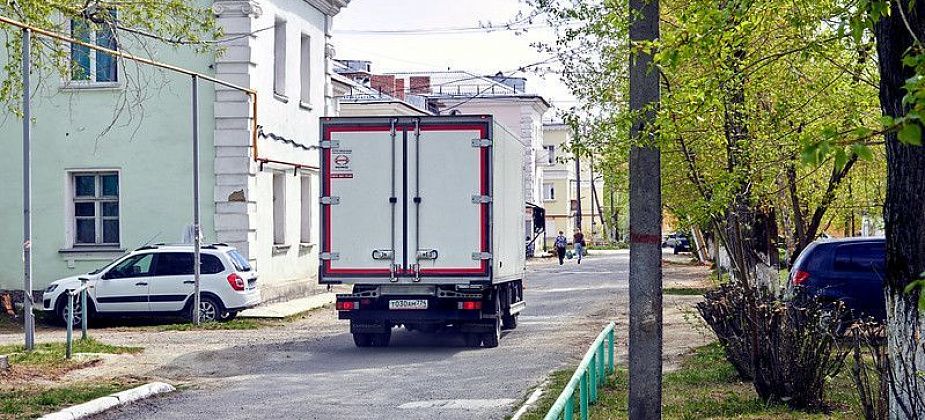 Двор стал проезжей частью. Автомобилисты сокращают дорогу, нарушая ПДД