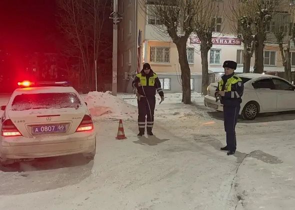 Момент наезда иномарки на снегокат с детьми в Краснотурьинске попал на видео