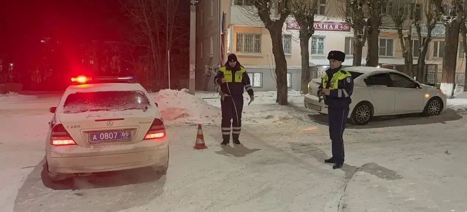 Момент наезда иномарки на снегокат с детьми в Краснотурьинске попал на видео