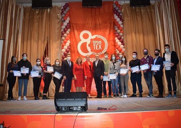 Студенты КИКа получили сертификаты на стипендии из фонда Анатолия Сысоева