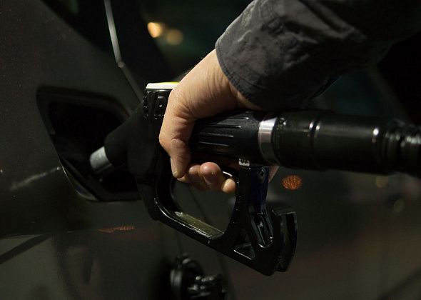 Нефтяники попросили поднять цены на бензин. Сразу на пять рублей