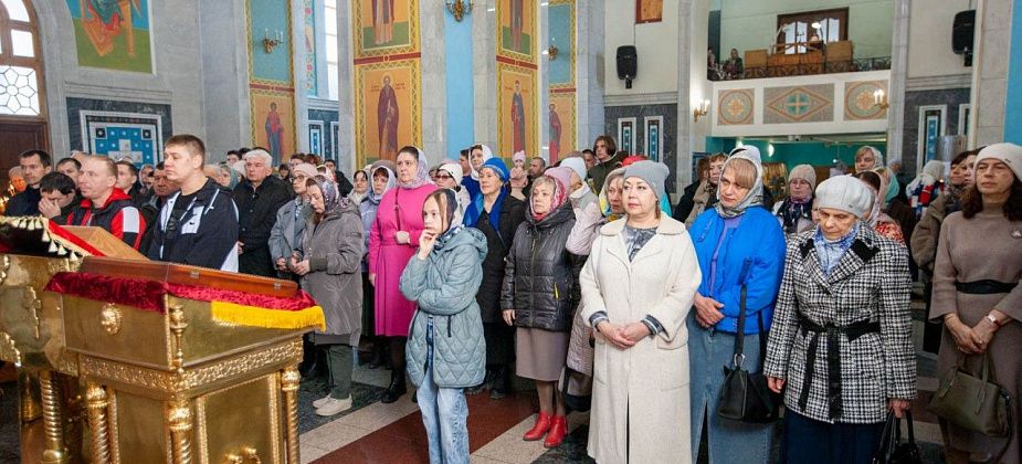 В соборе дарили белые хризантемы, а на Воронцовке — красные розы 