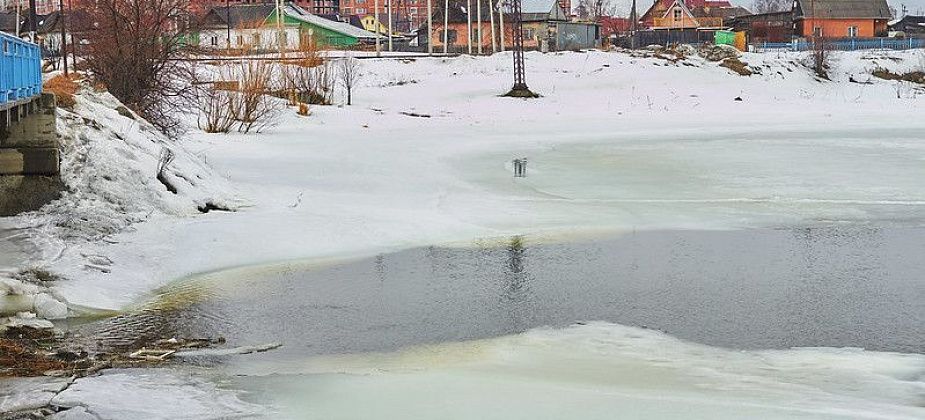 В Краснотурьинске рыбак ушел под лед. Его спасли инспекторы ГИБДД