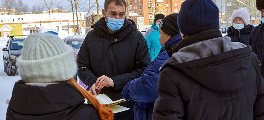 «Ждать до лета, а пока мониторить и разбираться, в чем проблема»: депутат Антон Шипулин во второй раз посетил жителей Попова, 71