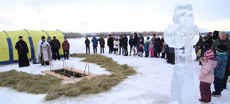 После освящения проруби окунуться решилось 15 человек