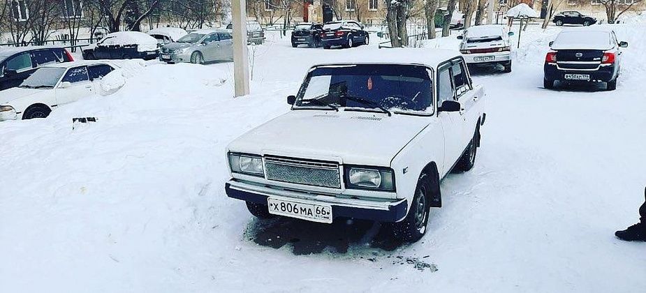 В Краснотурьинске неизвестный наехал на белый ВАЗ. У машины повреждения крыла и бампера