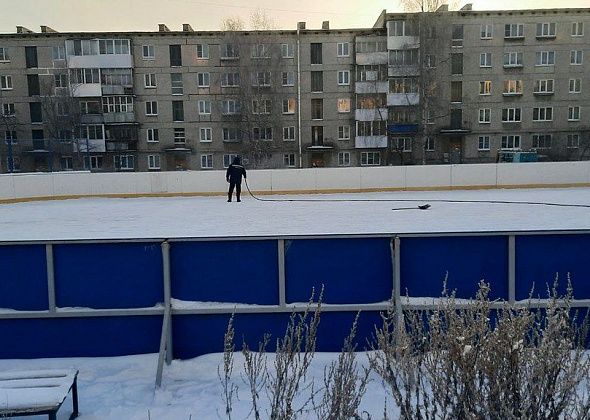 Во дворах Краснотурьинска начали заливать корты