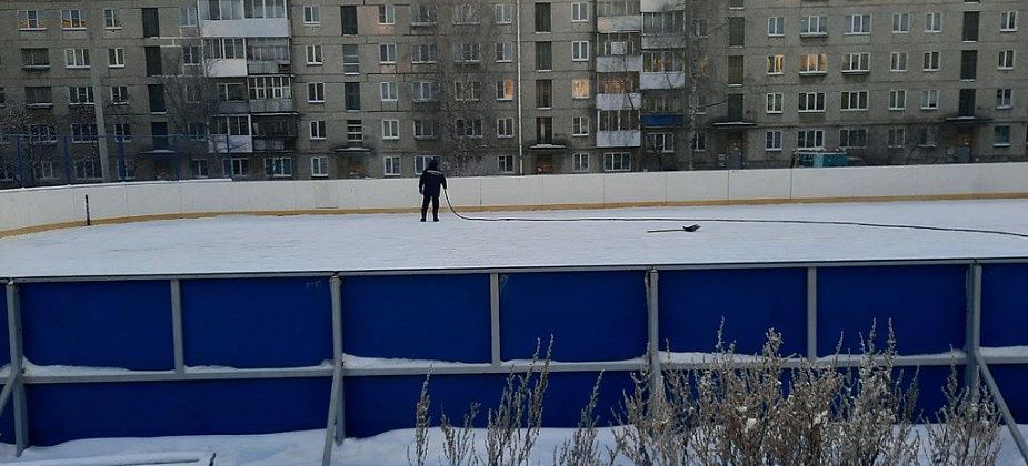 Во дворах Краснотурьинска начали заливать корты