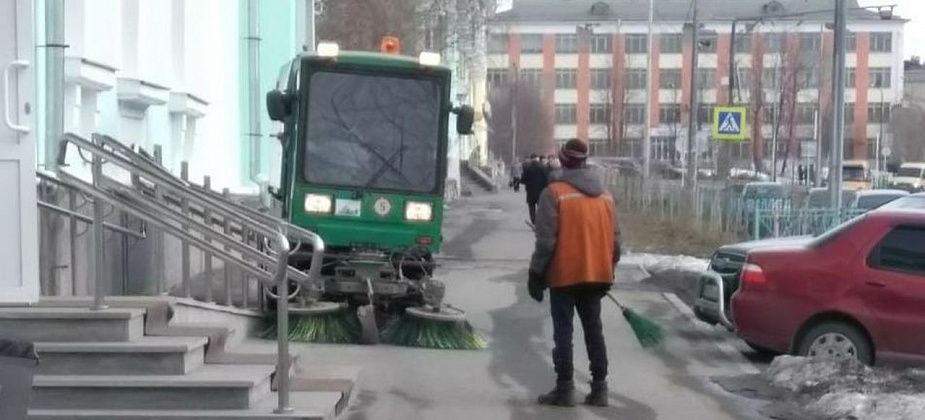 В Краснотурьинске начали убирать улицы от щебня