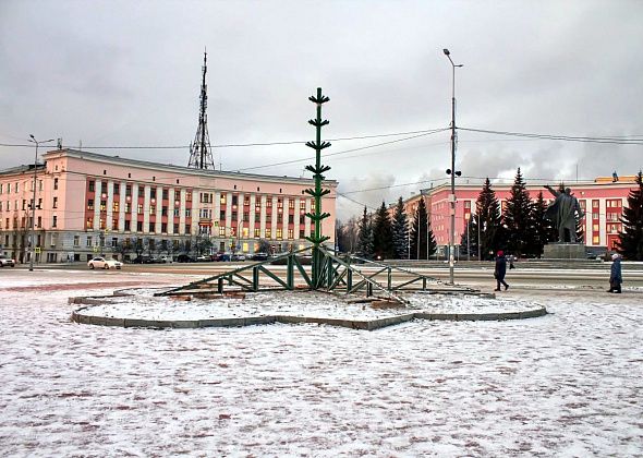 В Краснотурьинске начали устанавливать первую общегородскую елку  