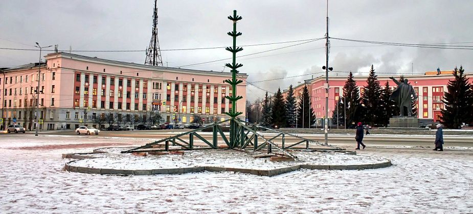 В Краснотурьинске начали устанавливать первую общегородскую елку  