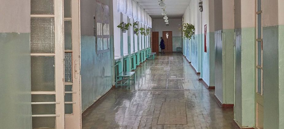 «Терроризирует весь класс». Ученика обвиняют в травле одноклассников и коллектива школы