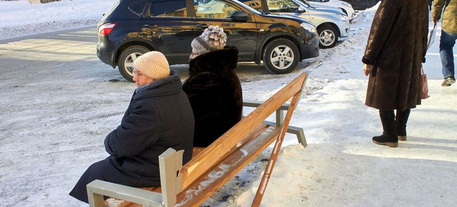 Хулиганы сломали спинку новой лавочки у поликлиники 