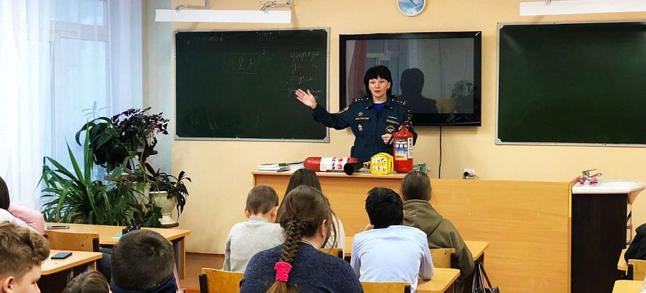 Сотрудники МЧС научили детей пользоваться гирляндами и пиротехникой  