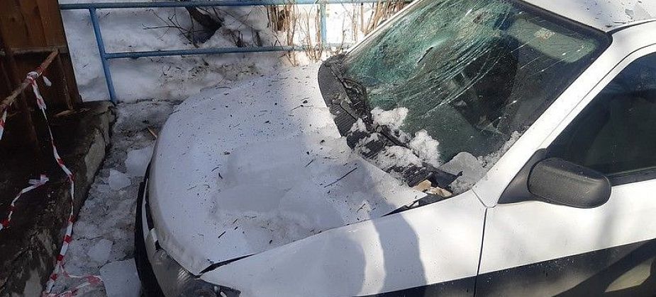 С «Ресурса» взыскали более 30 000 рублей за  упавший на иномарку снег