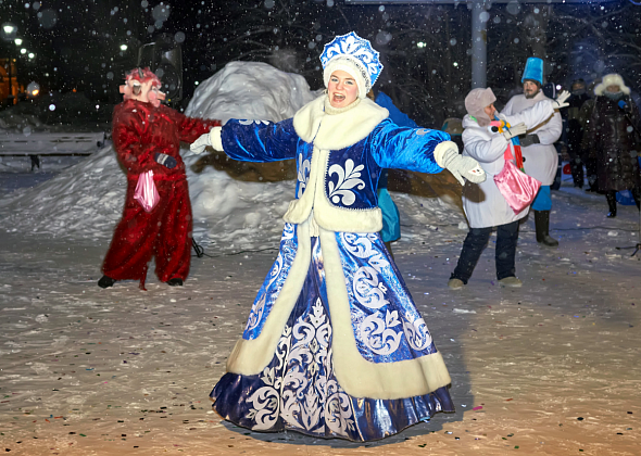 В сочельник артисты театра кукол провели рождественское представление у елки