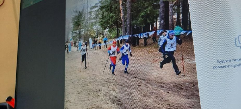 Почти 100 спортсменов бежали в гору с лыжными палками 