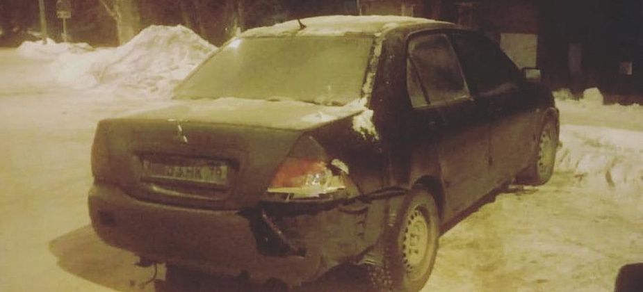 Возле кафе неизвестный разбил бампер чужой машины и уехал