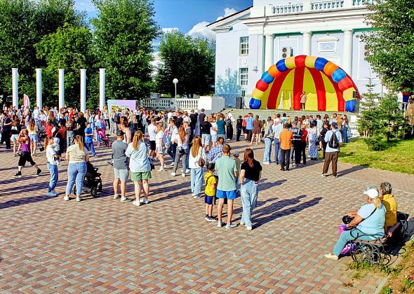 На праздновании Дня молодежи в Парке влюбленных окунулись в 90-е