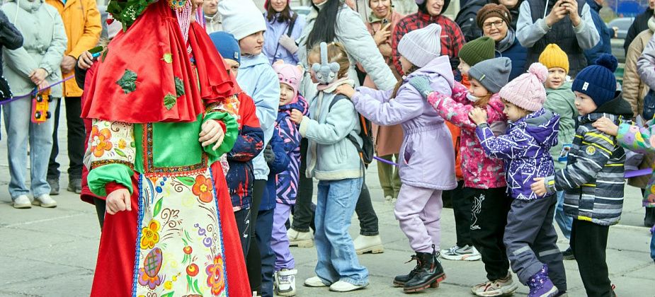 «Зрителей не обманешь старым репертуаром»: директор театра кукол — о цифрах, планах и проблемах