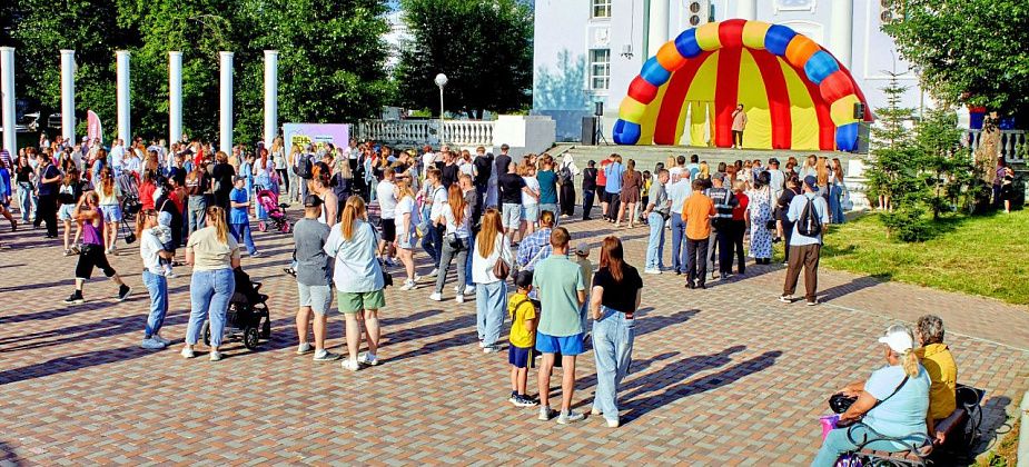 На праздновании Дня молодежи в Парке влюбленных окунулись в 90-е
