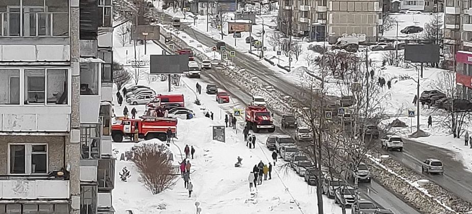 К театру кукол стянули пожарные автомобили. Прошли учения