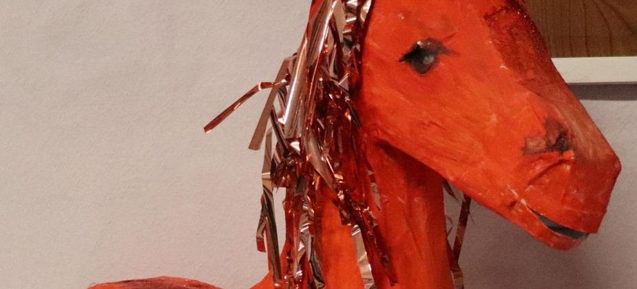 В ИК-16 Краснотурьинска осужденные женщины создали символ года — Огненную Лошадь