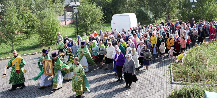200 прихожан собора «попросили заступничества за родной город»