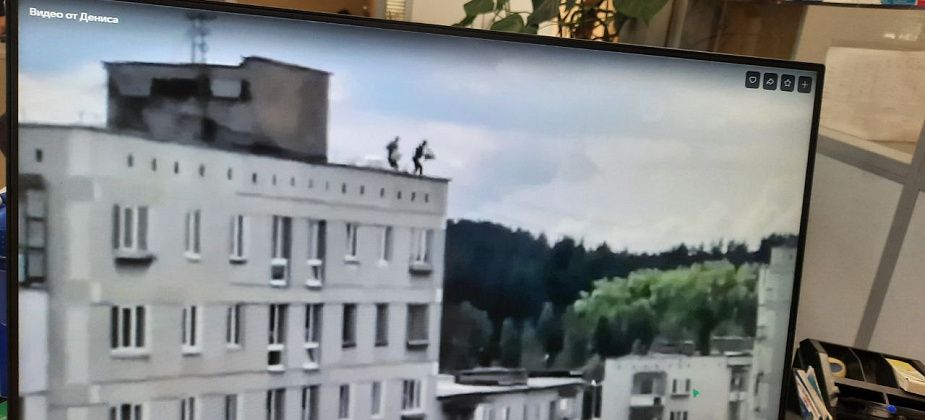 «Это их последний объект»: краснотурьинец «застукал» рабочих, сбрасывающих мусор с крыши девятиэтажки