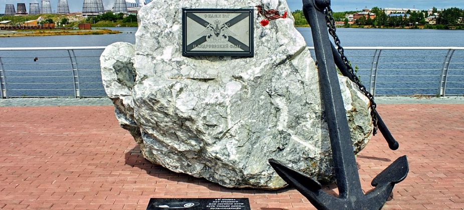 У знака морякам в Заречном районе установили памятную плиту. В воскресенье здесь отметят День ВМФ