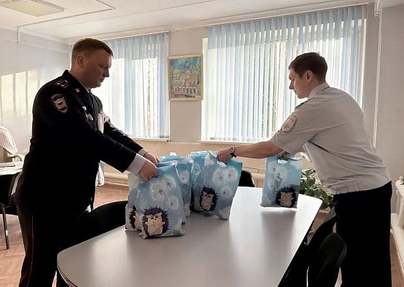 Полицейские передали подарки воспитанникам социального центра