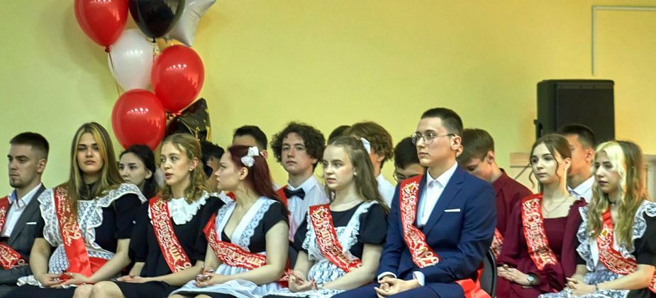 Одиннадцатиклассники получали допуск к ЕГЭ по русскому языку