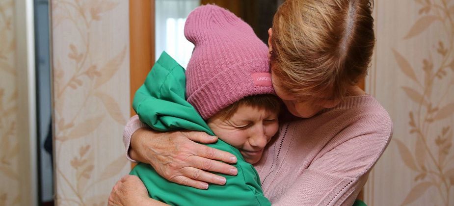 Доставка тепла и эмоций. Волонтеры «Полиметалла» поздравили пенсионеров Уральских предприятий с Днем пожилого человека
