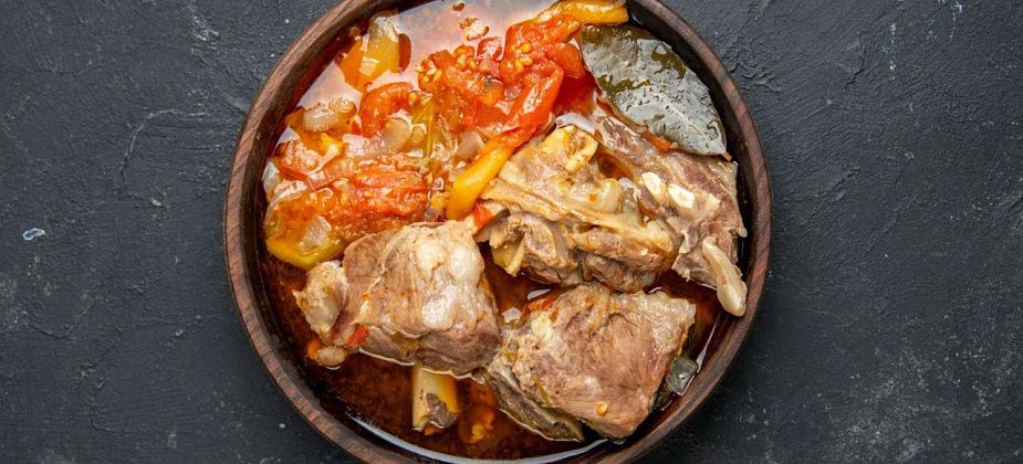 Пятничный рецепт: готовим куриное рагу с томатами, шпинатом и зеленью