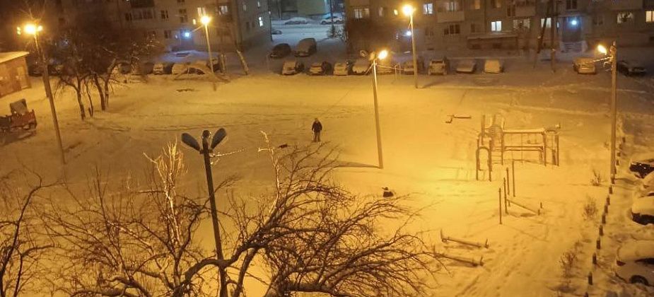 «Светят в окна, спрятаться негде»: горожанка жалуется, что не может спать из-за прожекторов во дворе