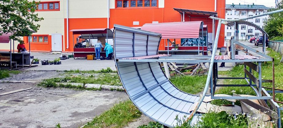 В Краснотурьинске «сдуло» мини-рынок
