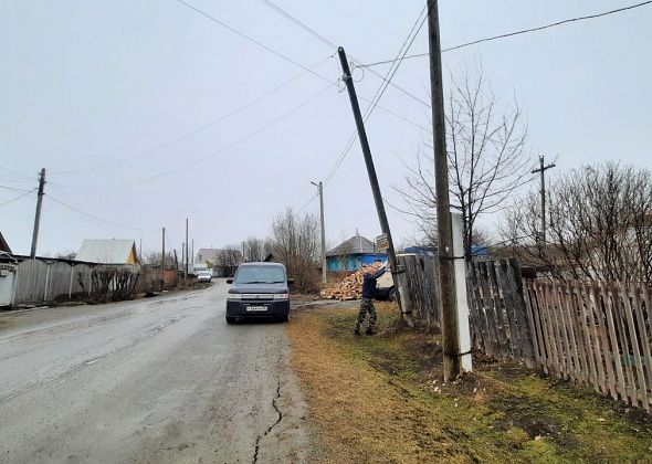 «Упадет на дорогу, а там дети ходят»: житель Суходойки жалуется, что вот-вот рухнет столб