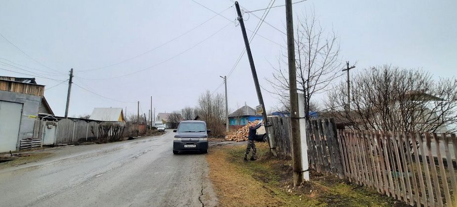 «Упадет на дорогу, а там дети ходят»: житель Суходойки жалуется, что вот-вот рухнет столб
