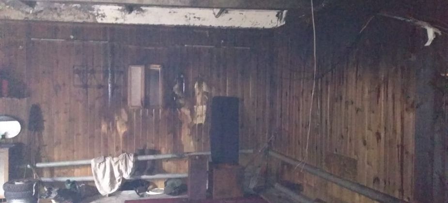 Студенты решили покурить в гараже возле лужи бензина. В итоге - пожар и госпитализация