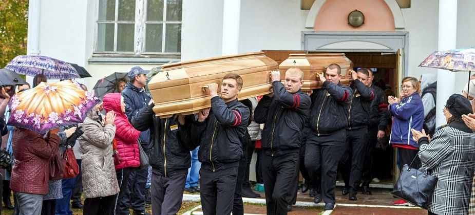 С двумя погибшими актрисами простились более сотни горожан